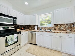 12845 S Indian River Dr in Jensen Beach, FL - Foto de edificio - Building Photo