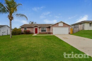 2980 Lagoon Ave in Deltona, FL - Building Photo