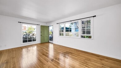 408 Venice Way, Unit 410 in Los Angeles, CA - Building Photo - Building Photo
