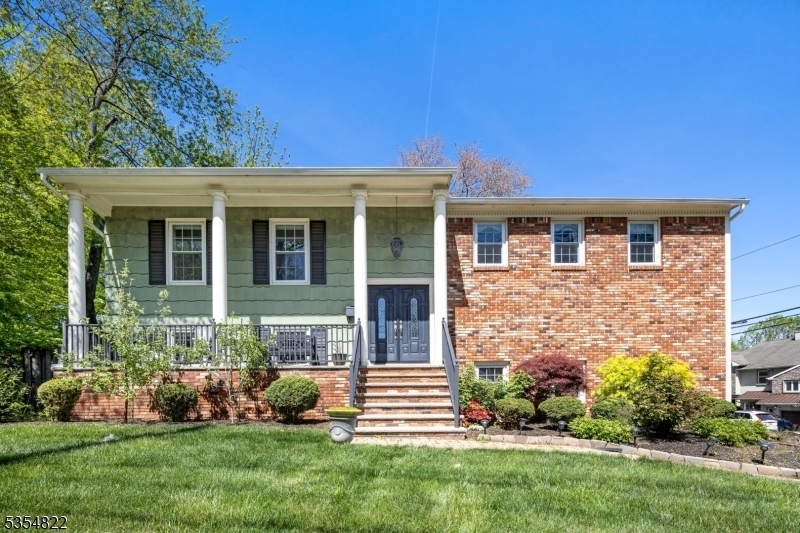 200 Shunpike Rd in Springfield, NJ - Building Photo