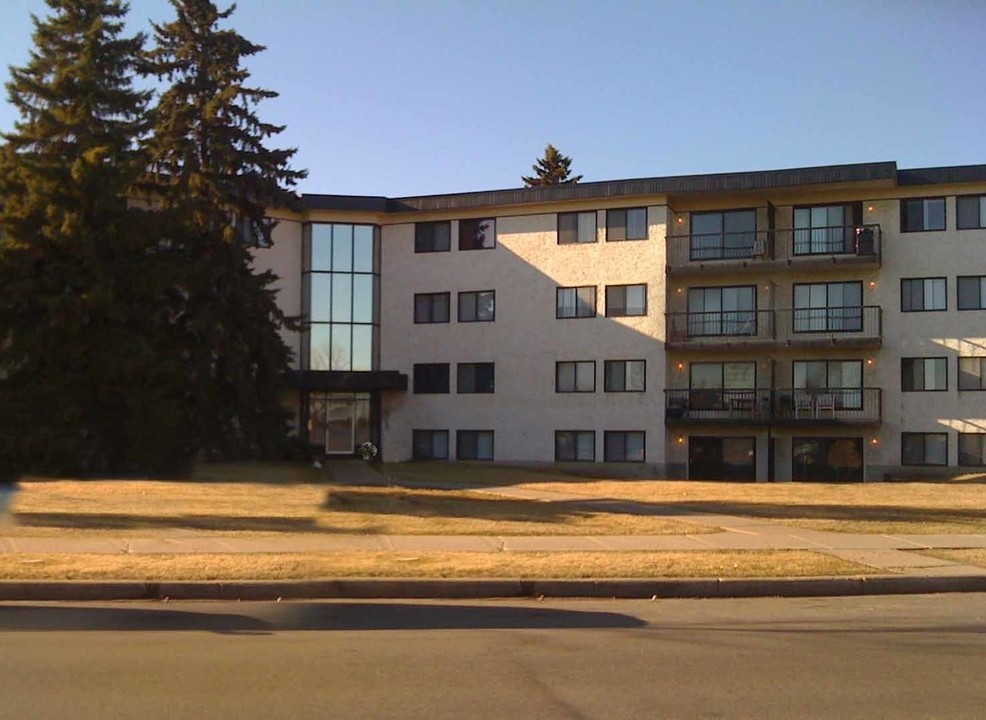 Riverbend Place in Edmonton, AB - Building Photo