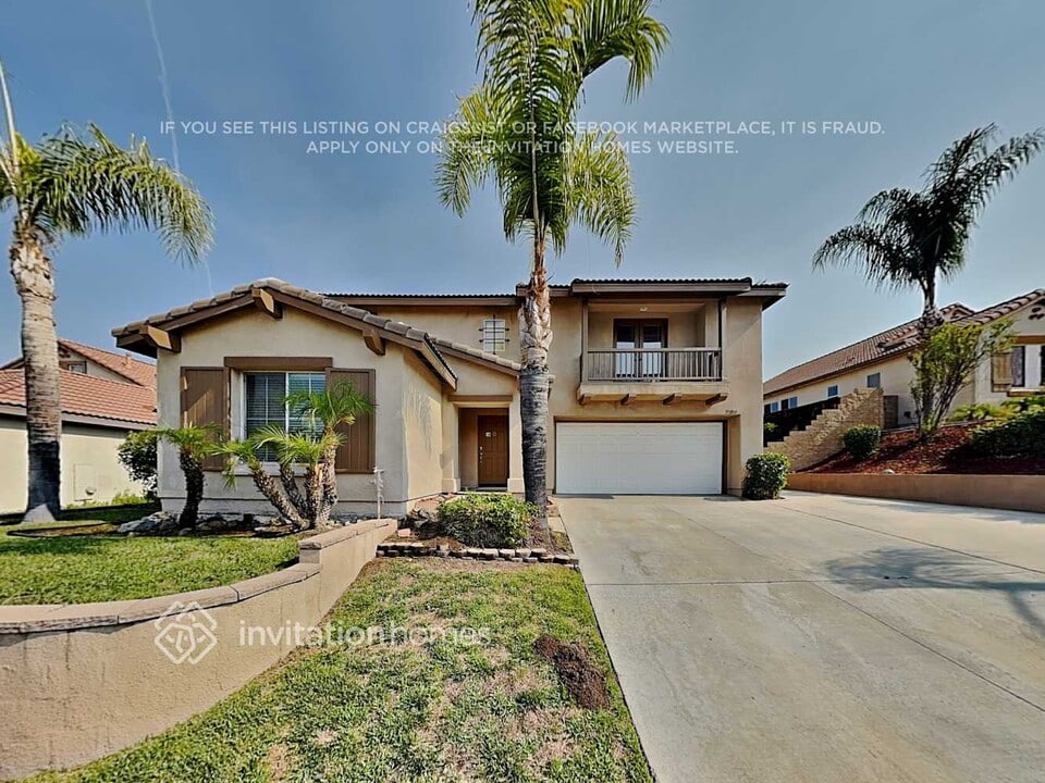 32074 Bandelier Rd in Winchester, CA - Foto de edificio