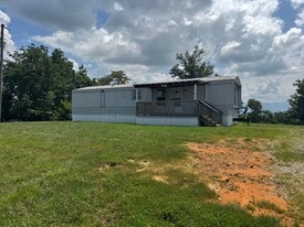 890 Kingsport Hwy in Greeneville, TN - Building Photo
