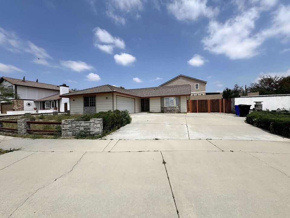 18246 Fairview Dr in Fontana, CA - Building Photo