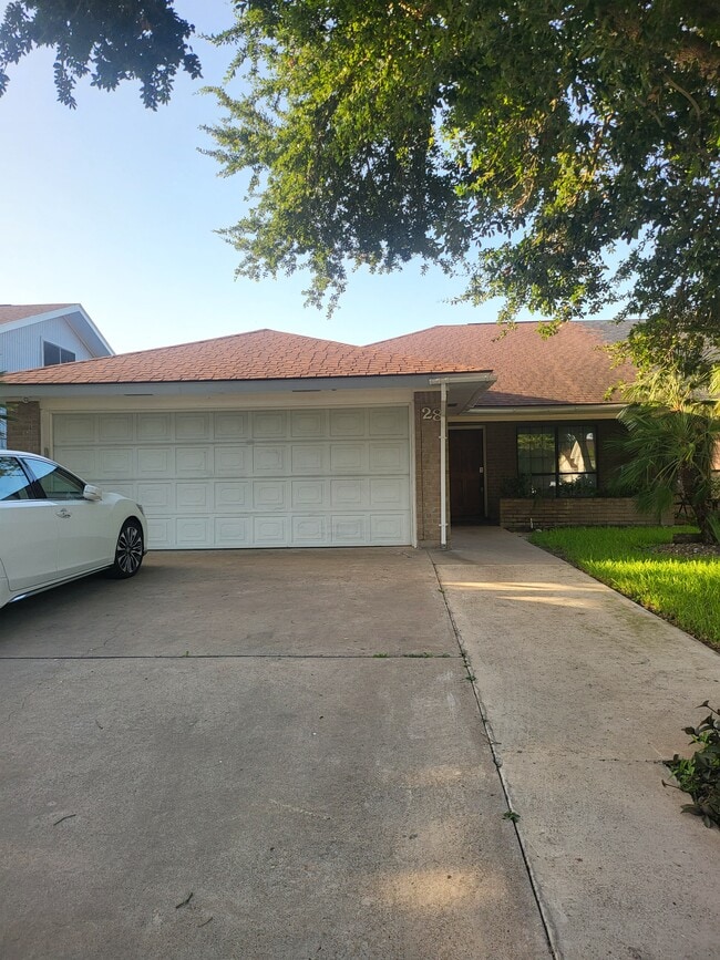 2401 S Jackson Rd in Pharr, TX - Foto de edificio - Building Photo