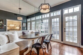 4424 Holland Ave in Dallas, TX - Foto de edificio - Building Photo