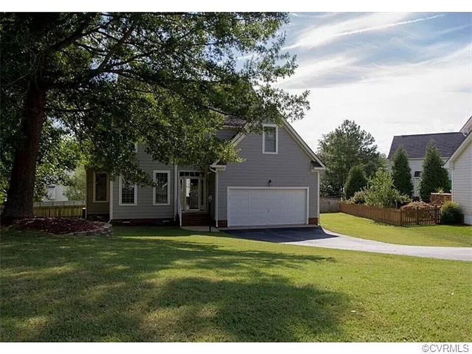 8292 La Gorce Pl in Mechanicsville, VA - Foto de edificio