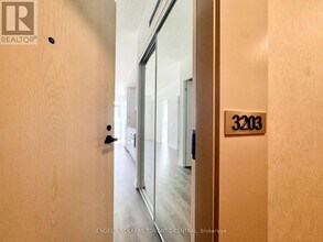 225 Commerce St in Vaughan, ON - Building Photo - Building Photo