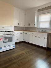 130 Wollaston St in Cranston, RI - Foto de edificio - Building Photo