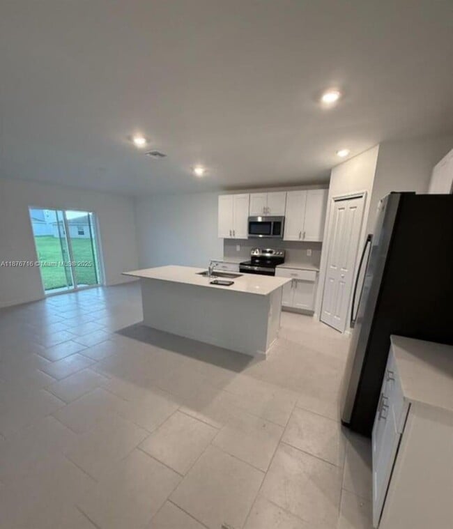 215 Peerless St in Lehigh Acres, FL - Building Photo - Building Photo