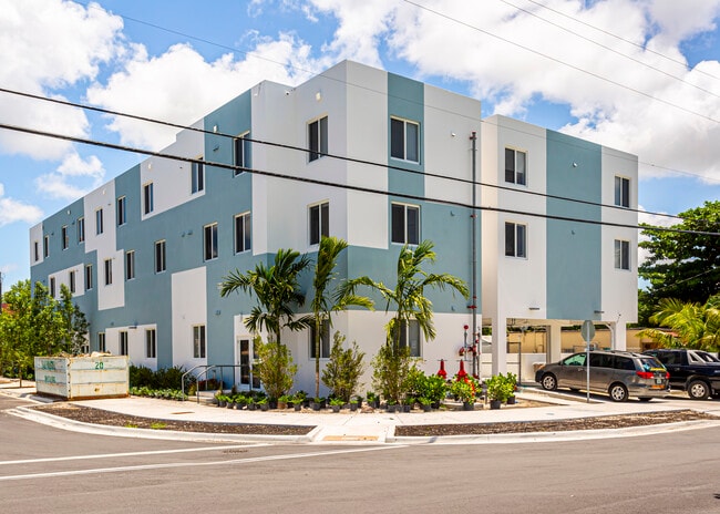 Tropic Terrace in Miami, FL - Building Photo - Building Photo