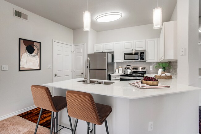 Vista 121 Apartment Homes in Lewisville, TX - Foto de edificio - Building Photo