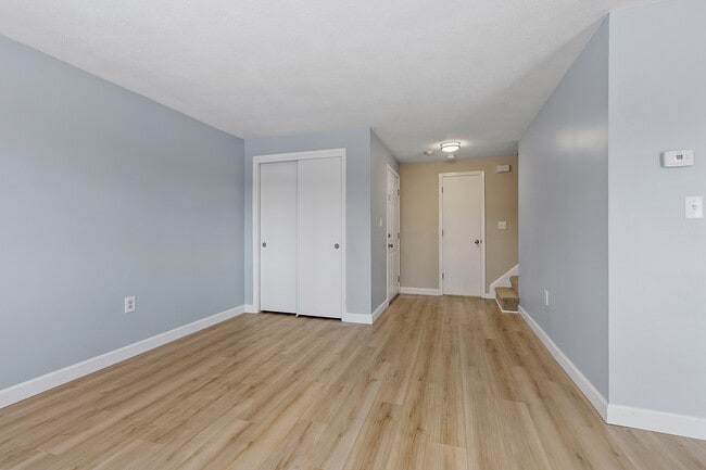 73 Kennedy Dr in North Chelmsford, MA - Foto de edificio - Building Photo