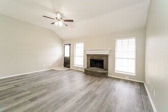 100 Sandlewood Ln in Burleson, TX - Building Photo - Building Photo