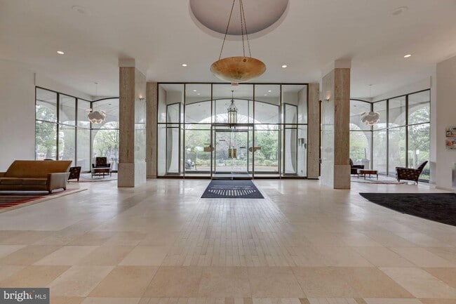 301 N Beauregard St, Unit Apt 1115 in Alexandria, VA - Foto de edificio - Building Photo