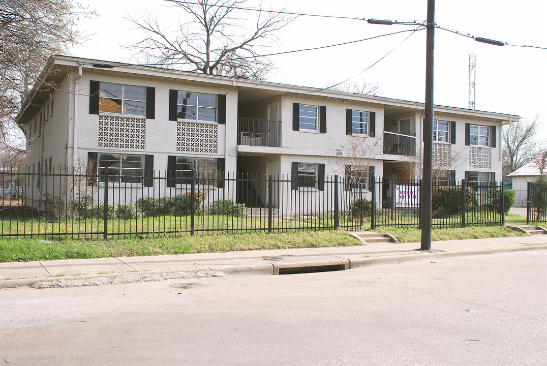 Pine Apartments in Dallas, TX - Building Photo