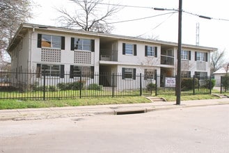 Pine Apartments in Dallas, TX - Building Photo - Building Photo