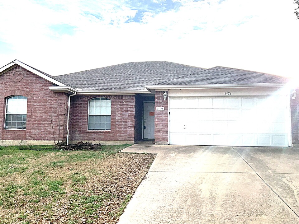 4474 Savage Station Dr in Grand Prairie, TX - Building Photo