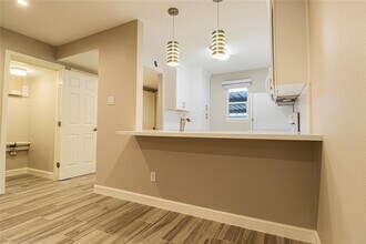 2744 Briarhurst Dr in Houston, TX - Building Photo - Building Photo