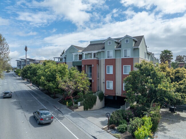 2330 University Ave in East Palo Alto, CA - Foto de edificio - Building Photo