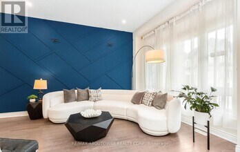 3294 Millicent Ave in Oakville, ON - Building Photo - Building Photo