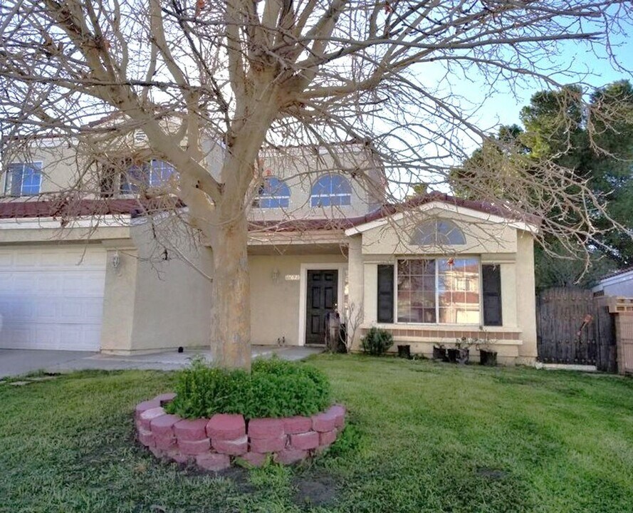 37621 17th St E in Palmdale, CA - Building Photo