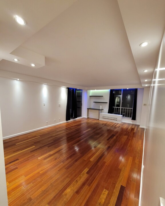 33 Pond Ave, Unit 924 in Brookline, MA - Building Photo