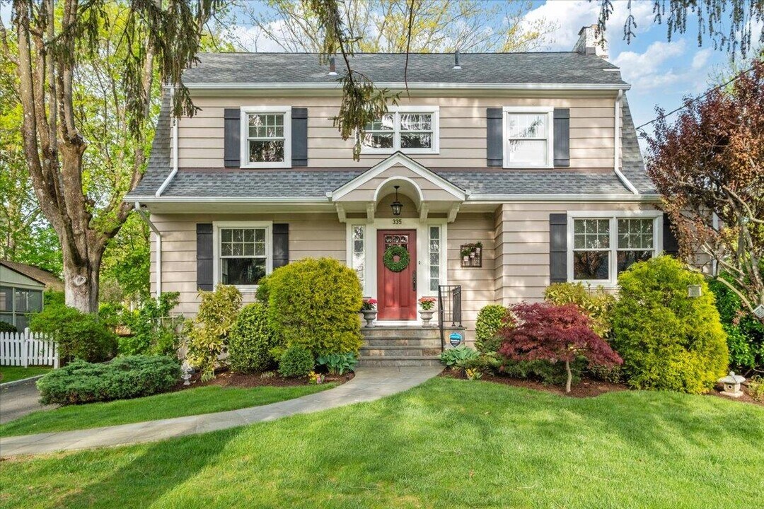 335 Heathcote Rd in Scarsdale, NY - Building Photo