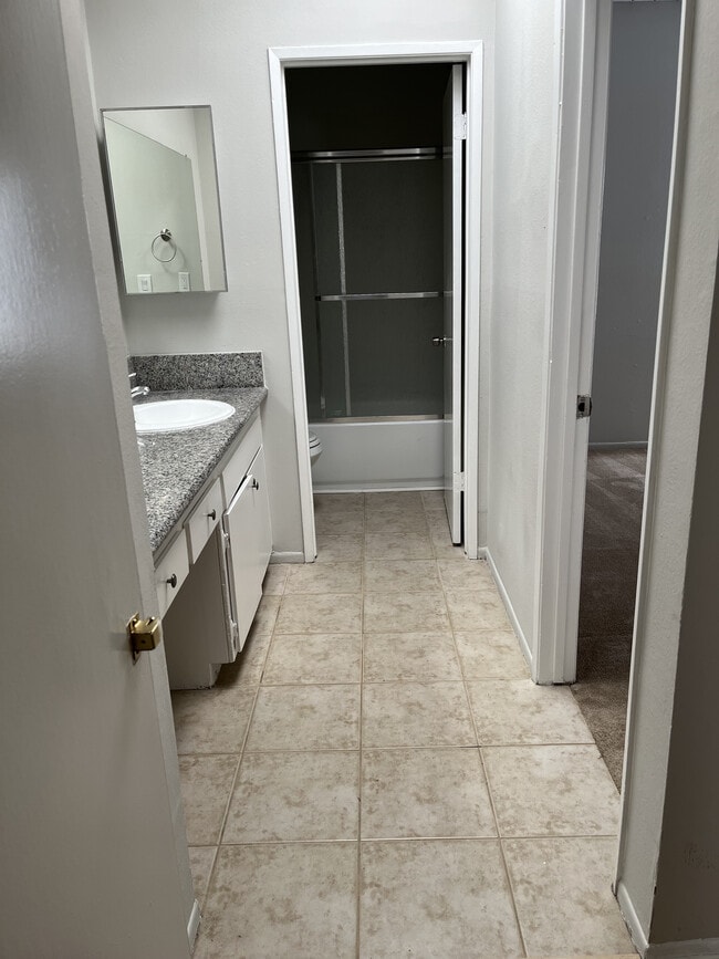 11110 Moorpark St in North Hollywood, CA - Foto de edificio - Building Photo