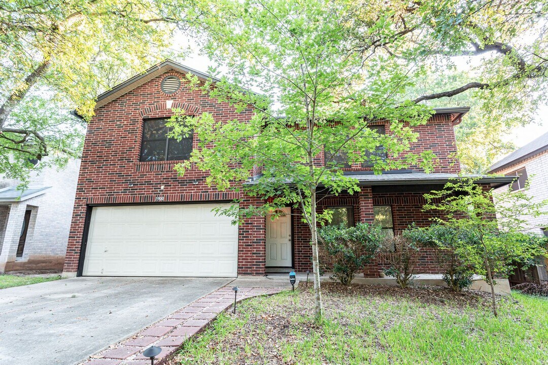 1900 Quivira Rd in Austin, TX - Building Photo