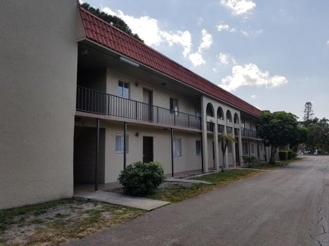 6112 Forest Hill Blvd in West Palm Beach, FL - Foto de edificio