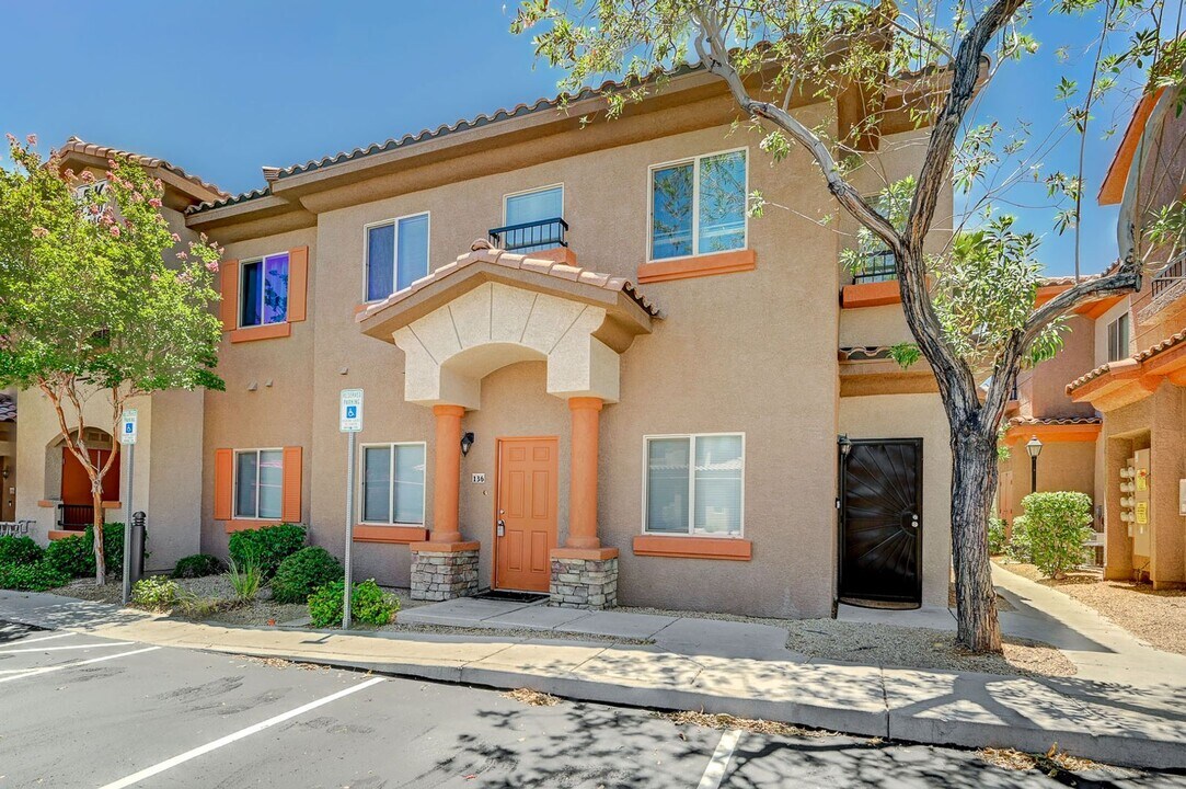7701 W Robindale Rd in Las Vegas, NV - Building Photo