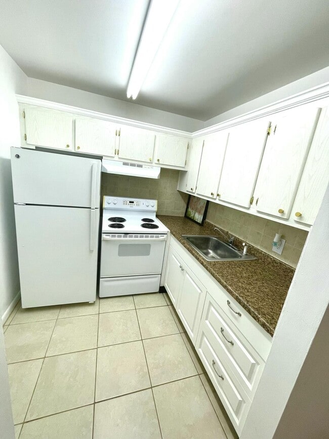 128 Canterbury F in West Palm Beach, FL - Building Photo - Building Photo