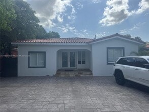 855 NW 17th Pl in Miami, FL - Foto de edificio - Building Photo