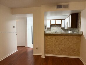 15290 SW 106th Ln, Unit 323 in Miami, FL - Building Photo - Building Photo