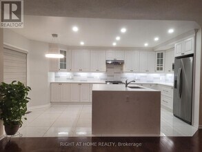 239 Highpointe Crescent in Ottawa, ON - Building Photo - Building Photo