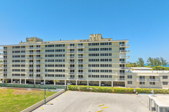 Mayan Towers South in Palm Beach Shores, FL - Foto de edificio - Building Photo