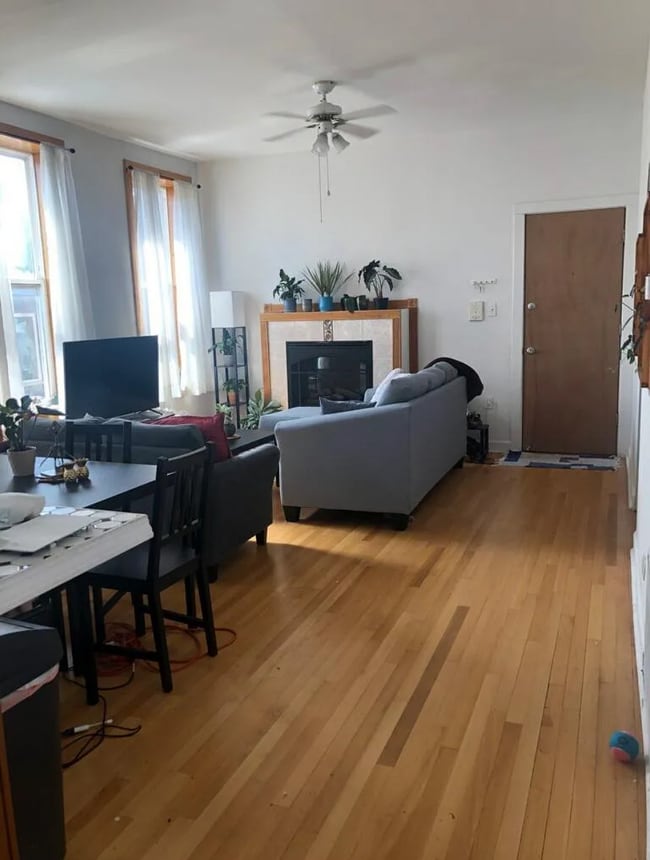 1368 W Evergreen Ave, Unit 4M in Chicago, IL - Foto de edificio - Building Photo