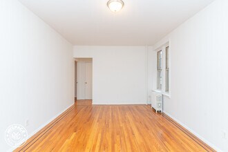 61-17 68th Ave, Unit 2B in Queens, NY - Foto de edificio - Building Photo