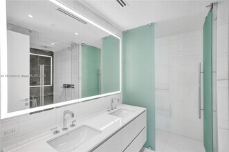 300 Biscayne Boulevard Way, Unit 1705 in Miami, FL - Foto de edificio - Building Photo
