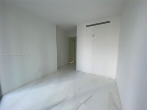 300 Biscayne Boulevard Way, Unit 1006 in Miami, FL - Building Photo - Building Photo