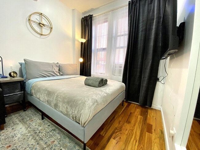 310 E 103rd St in New York, NY - Foto de edificio - Building Photo