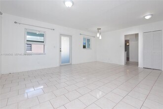 141 NW 43rd Pl, Unit 143 in Miami, FL - Building Photo - Building Photo