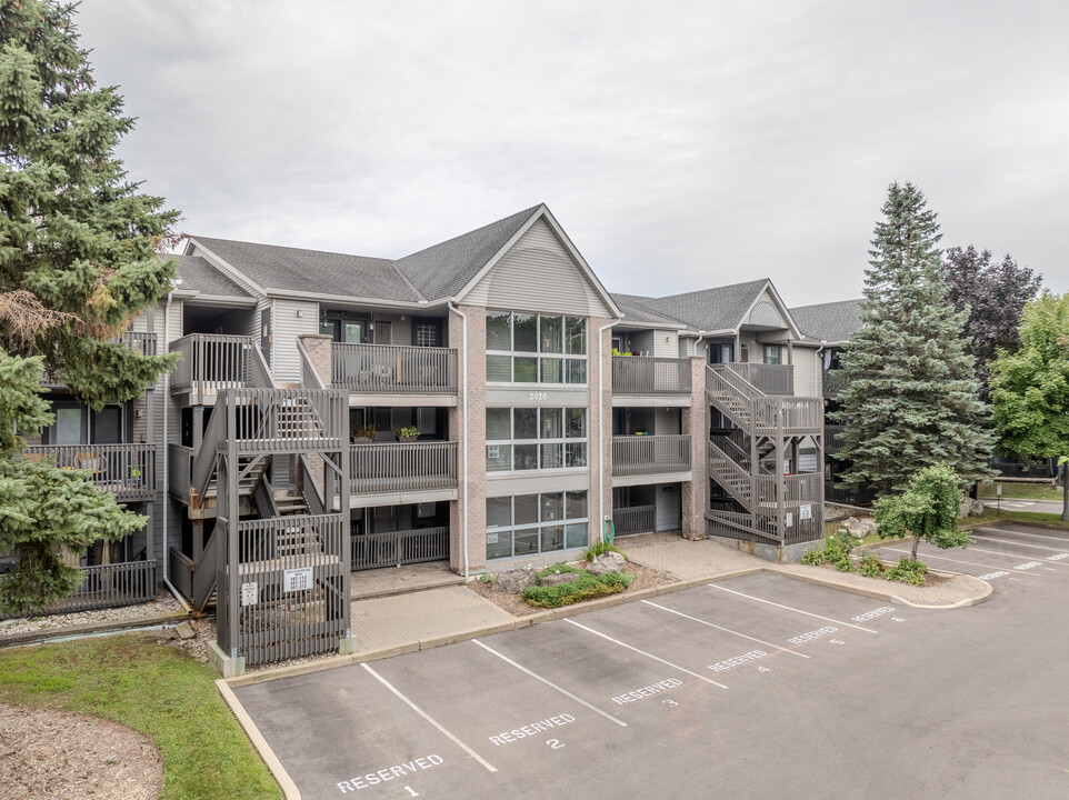 Forest Chase in Burlington, ON - Building Photo