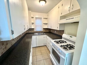 36 Ferncliff Ave, Unit 1R in North Providence, RI - Building Photo - Building Photo