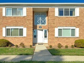 801 W Long Lake Rd in Bloomfield Township, MI - Building Photo