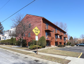 Leona Court in Endicott, NY - Foto de edificio - Building Photo