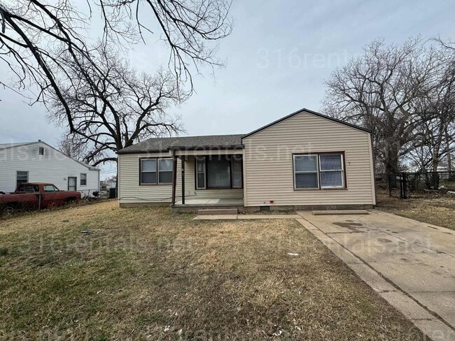 property at 2607 N Poplar St