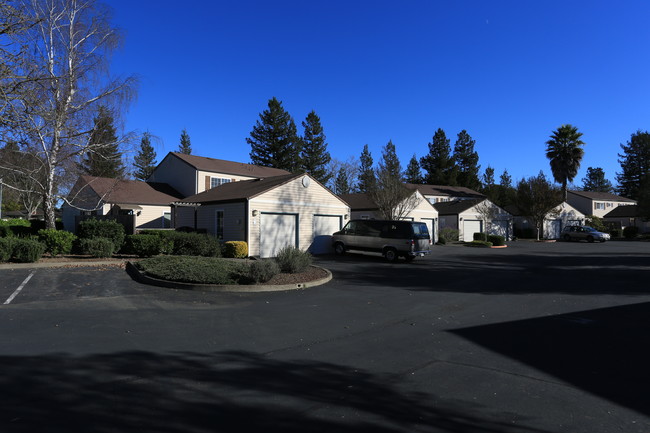 1652 Yardley St in Santa Rosa, CA - Foto de edificio - Building Photo