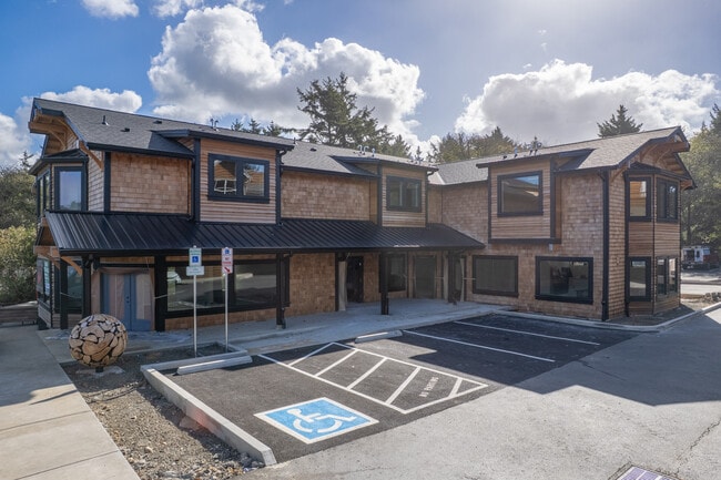 Elk Run Village in Cannon Beach, OR - Foto de edificio - Building Photo
